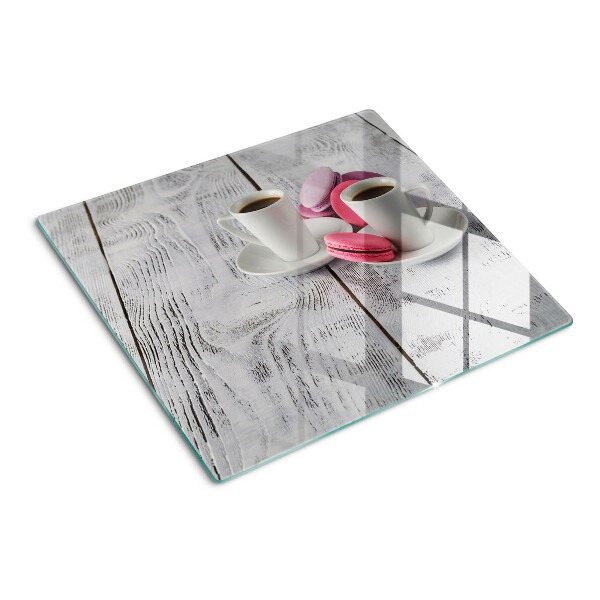 Tabla de cortar de cristal Café y macarrones sobre un fondo de madera.