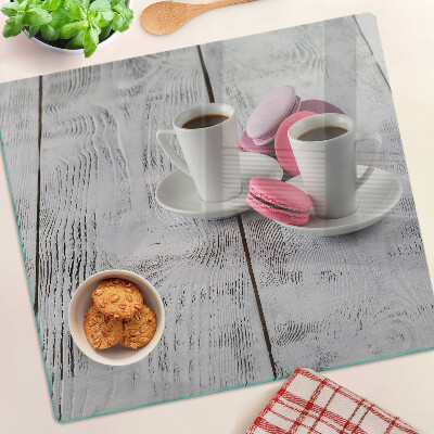 Tabla de cortar de cristal Café y macarrones sobre un fondo de madera.