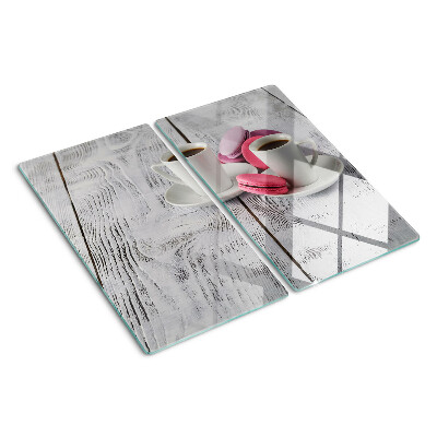 Tabla de cortar de cristal Café y macarrones sobre un fondo de madera.
