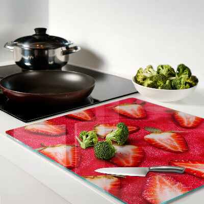 Tabla de cortar de cristal Fresas sobre un fondo rosa