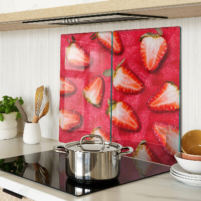 Tabla de cortar de cristal Fresas sobre un fondo rosa