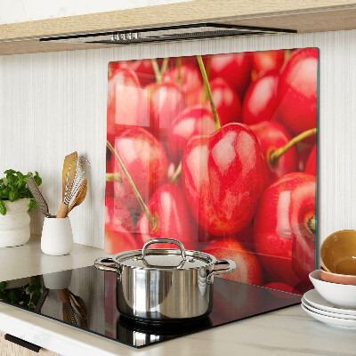Tabla para cortar Cerezas sobre un fondo rojo