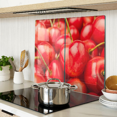 Tabla para cortar Cerezas sobre un fondo rojo
