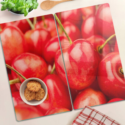 Tabla para cortar Cerezas sobre un fondo rojo
