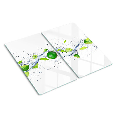 Tabla para cortar Limones y agua con hojas.