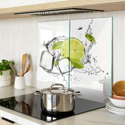 Tabla para cortar Limón con hielo y hojas.