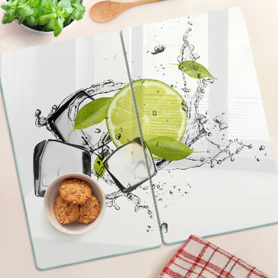 Tabla para cortar Limón con hielo y hojas.