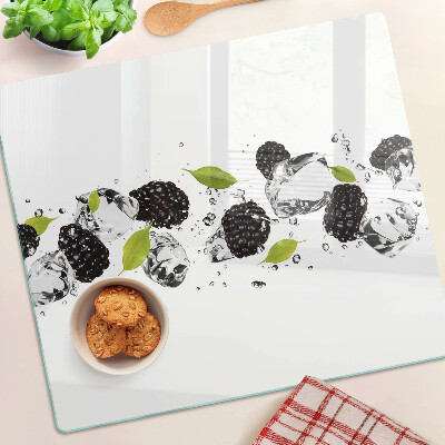 Tabla para cortar Frambuesas con hojas y gotas de agua.
