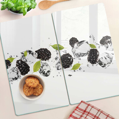 Tabla para cortar Frambuesas con hojas y gotas de agua.