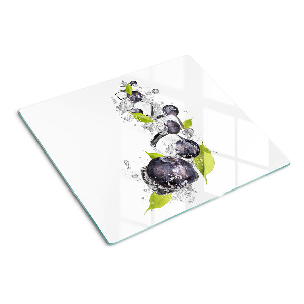 Tabla para cortar Ciruelas en agua con hojas