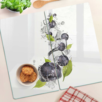 Tabla para cortar Ciruelas en agua con hojas