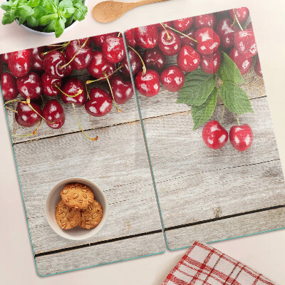 Tabla para cortar Cerezas sobre un fondo de madera
