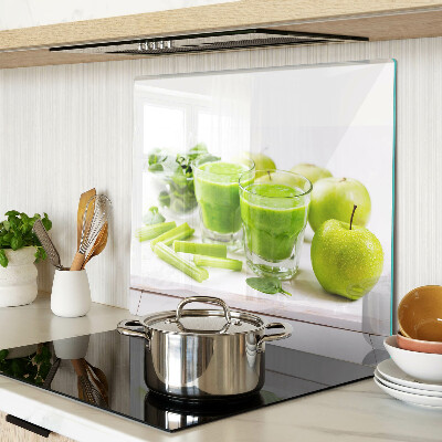 Tabla para cortar Batido verde e ingredientes frescos