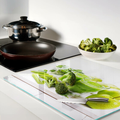 Tabla para cortar Batido verde e ingredientes frescos
