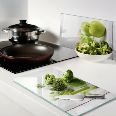 Tabla para cortar Batido verde e ingredientes frescos