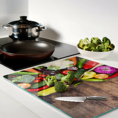 Tabla para cortar Verduras sobre un fondo de madera