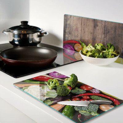 Tabla para cortar Verduras sobre un fondo de madera