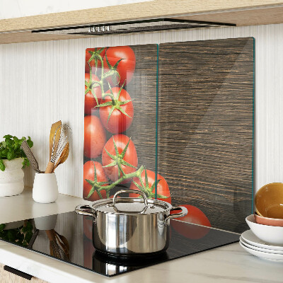 Tabla de cortar de cristal Tomates sobre un fondo de madera