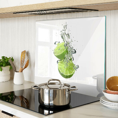 Tabla para cortar Limones en agua con burbujas