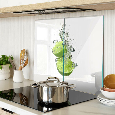 Tabla para cortar Limones en agua con burbujas