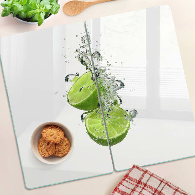 Tabla para cortar Limones en agua con burbujas