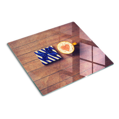 Tabla de cortar de cristal Un regalo con un corazón en una taza.