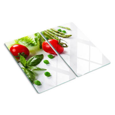Tabla de cortar de cristal Verduras sobre una encimera blanca