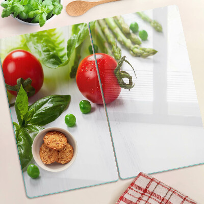 Tabla de cortar de cristal Verduras sobre una encimera blanca