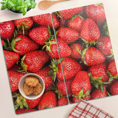Tabla de cortar de cristal Fresas sobre fondo rojo