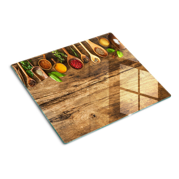 Tabla para cortar Especias y hierbas sobre un fondo de madera.