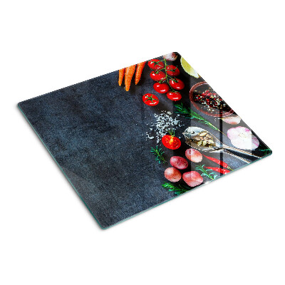 Tabla para cortar Verduras y especias sobre un fondo oscuro.