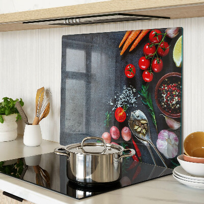 Tabla para cortar Verduras y especias sobre un fondo oscuro.