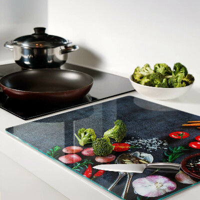 Tabla para cortar Verduras y especias sobre un fondo oscuro.