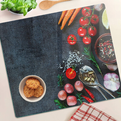 Tabla para cortar Verduras y especias sobre un fondo oscuro.