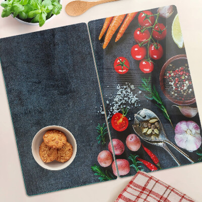Tabla para cortar Verduras y especias sobre un fondo oscuro.