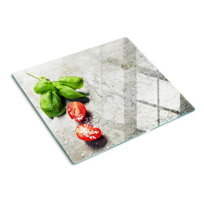 Tabla para cortar Tomates con albahaca y sal
