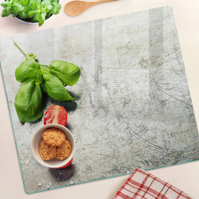 Tabla para cortar Tomates con albahaca y sal