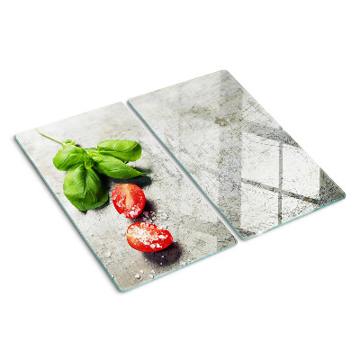 Tabla para cortar Tomates con albahaca y sal