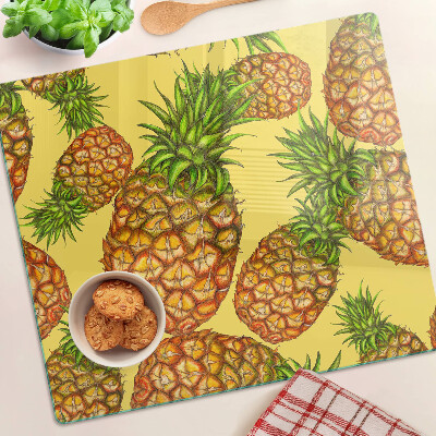 Tabla para cortar Piñas sobre un fondo amarillo