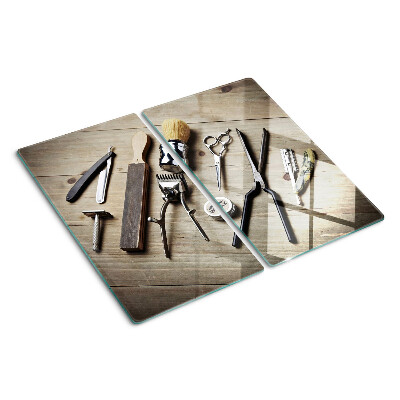 Tabla para cortar Herramientas de peluquería sobre un fondo de madera.
