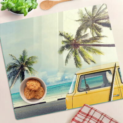 Tabla para cortar Playa con palmeras y un coche.