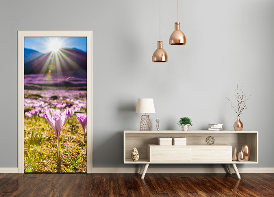 Vinilo para puerta Crocus en el monte