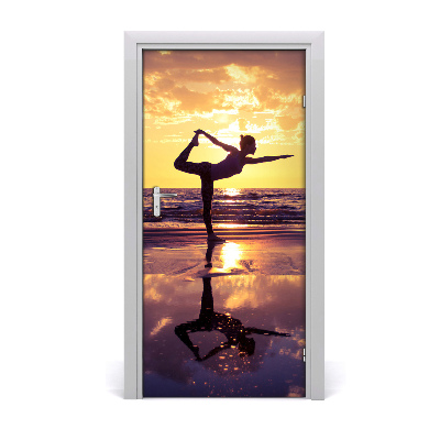 Vinilo para puerta Gente yoga en la playa