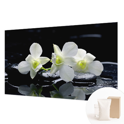 Mural decorativo con motivos de flores y piedras