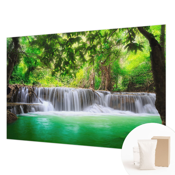 Papel mural con patrón decorativo con motivo 'Cascada del bosque'