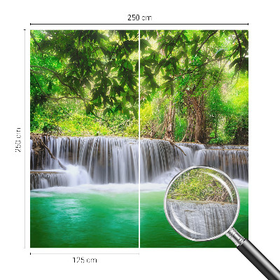 Papel mural con patrón decorativo con motivo 'Cascada del bosque'