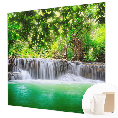 Papel mural con patrón decorativo con motivo 'Cascada del bosque'