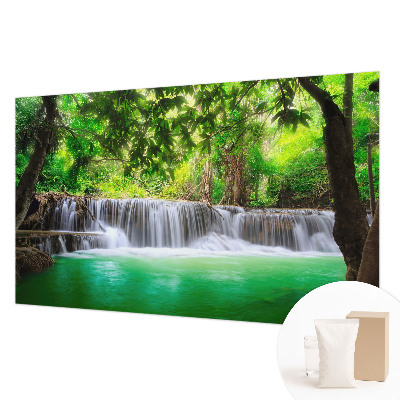 Papel mural con patrón decorativo con motivo 'Cascada del bosque'
