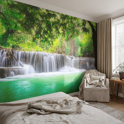 Papel mural con patrón decorativo con motivo 'Cascada del bosque'