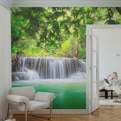 Papel mural con patrón decorativo con motivo 'Cascada del bosque'
